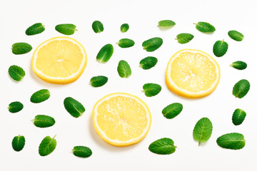 Fototapeta na wymiar Mint leaves am lemon slices on white background