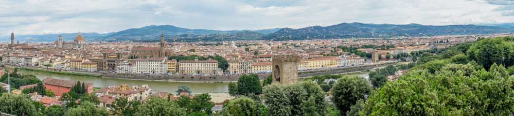Fototapeta na wymiar Panaromic view of Florence with Palazzo Vecchio, Ponte Vecchio and Duomo viewed from Piazzale Michelangelo (Michelangelo Square)