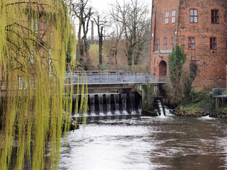 Obraz premium Brücke über die Ilmenau in Lüneburg
