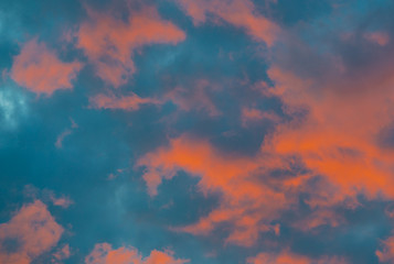 Sonnenuntergang zur blauen Stunde mit Silhouette im Vordergrund