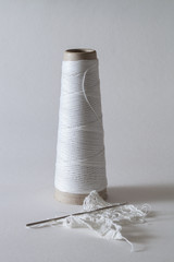Bobine de fil de coton, crochet et ouvrage de décoration © Hervé Rouveure