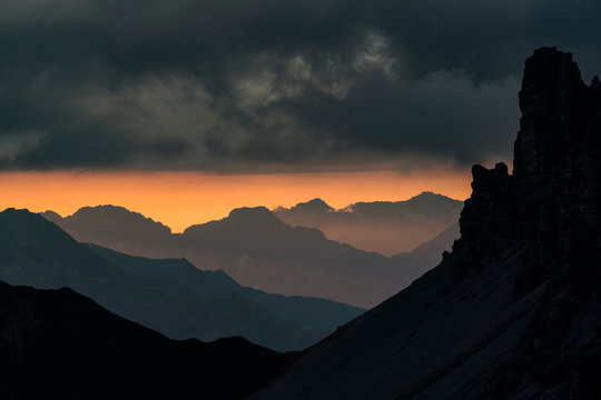 Sonnenuntergang mit d&uuml;sterer Wolkenstimmung 