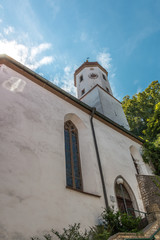 Fototapeta na wymiar Die evangelische Kirche St. Barbara in der Stadt Harburg, Schwaben, Bayern, Deutschland