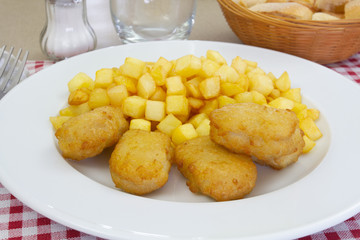 nuggets de poulet et pommes de terre rissolées