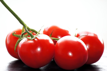 Rote Tomaten freigestellt auf neutralem Hintergrund