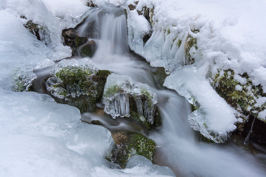 Eisformationen an kleinem Gebirgsbach