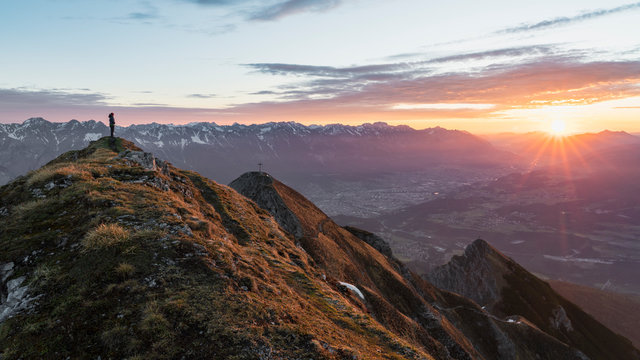 Sonnenaufgang &uuml;ber Innsbruck und dem Inntal, Tirol 
