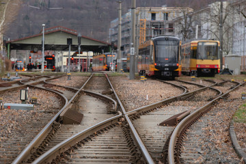 Fototapeta na wymiar Weichenkreuzung vor Bahnhof Ettlingen. Auf dem Abstellgleis Strassenbahnen.