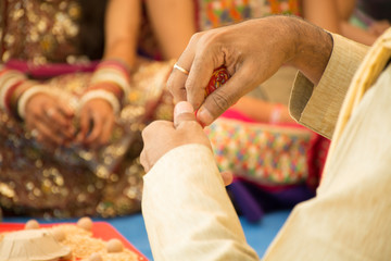 Obraz premium Indian Priest Hand During Wedding Ceremony Puja