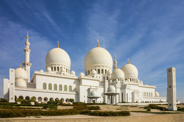 Fototapeta na wymiar Abu Dhabi, Sheikh Zayed Grand Mosque architecture, United Arab Emirates