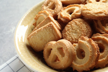 Naklejka premium Bowl with Danish butter cookies on table, closeup