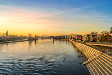 Obraz premium Historische Hubbrücke und Elbtreppen in Magdeburg