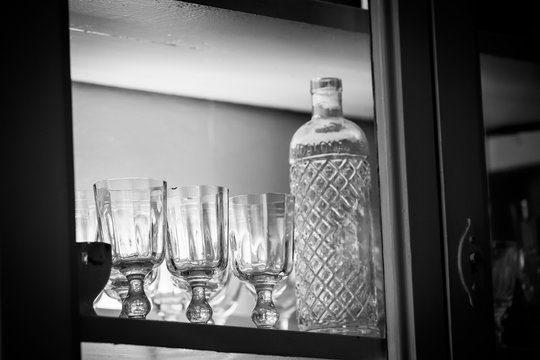 Verres et carafe rang&eacute;s dans un vaisselier