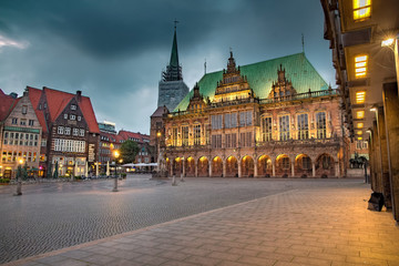 Fototapeta na wymiar Bremen Rathaus am Abend beleuchtet