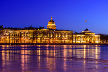 Obraz premium Neva river embankment panoramic landscape in Saint Petersburg. St. Isaac's Cathedral and the buildings on the waterfront in beautiful night lighting, Saint-Petersburg, Russia