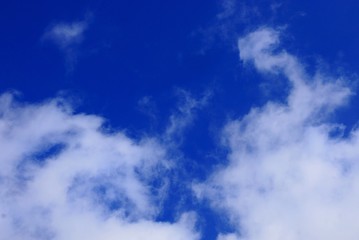 Obraz premium beautiful white clouds on blue sky on a sunny day