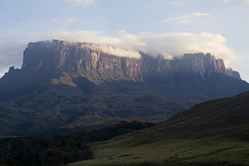 Tepuy kukenan, montañas con las rocas más antiguas del mundo