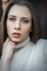 Una bella donna con gli occhi turchese