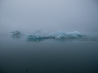 Fototapeta na wymiar Icebergs on Lake Jökulsárlón in the Vatnajökull National Park on a foggy day