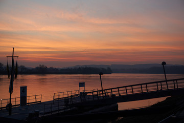 Fototapeta na wymiar Sonnenaufgang am Fluss