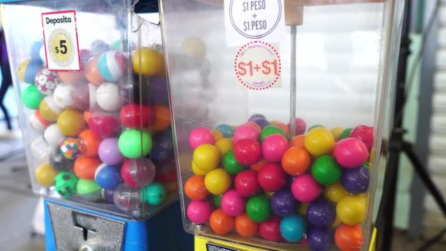 Colorful ball chewing gum in market  / Chicles de bola de colores en mercado