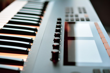 Keyboard mit Tasten und Knöpfen