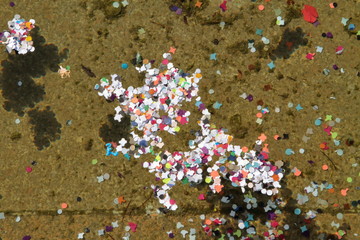 CORDIANDOLI DI CARNEVALE Nell'acqua, carnival confetti in the water