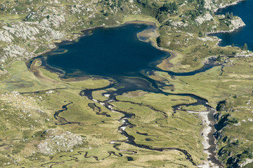 Les ruisseaux forment un lac