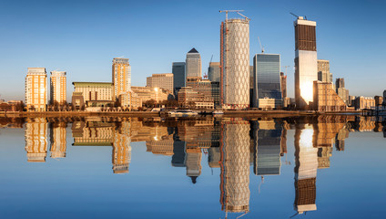 Die Skyline von London: das Finanzztentrum Canary Wharf bei Sonnenuntergang, Großbritannien