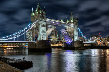 Fototapeta na wymiar Die geöffnete Tower Bridge in London bei Nacht, Londons Touristenattraktion Nummer eins