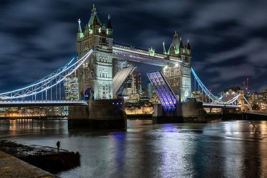Die geöffnete Tower Bridge in London bei Nacht, Londons Touristenattraktion Nummer eins