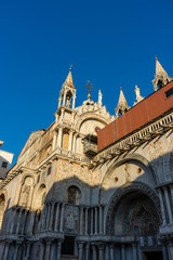 Fototapeta premium Italy, Venice, Doge's Palace, LOW ANGLE VIEW OF BUILDING AGAINST BLUE SKY