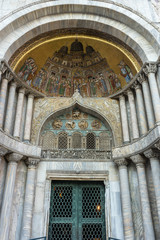 Obraz premium Italy, Venice, St Mark's Basilica, LOW ANGLE VIEW OF A BUILDING