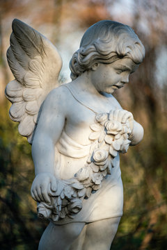 Nahaufnahme einer Statue eines Engel auf dem Friedhof Tegeler Fliess in Berlin Hermsdorf