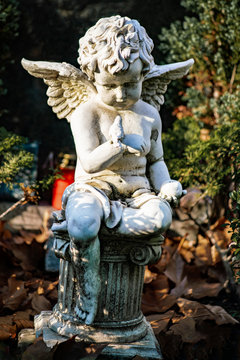 Statue eines Engel auf Podest  als Grabschmuck  auf dem Friedhof Tegeler Fliess in Berlin Hermsdorf