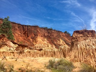 mit dem hochgelegenen Nationalpark Montagne d’Ambre und dem an die Ostküste Madagaskars grenzenden Tsingy Rouge Park zwei außerordentliche Sehenswürdigkeiten offeriert
