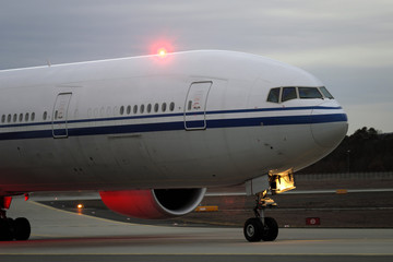 Flugzeug auf der Rollbahn am Frankfurter Flughafen - Stockfoto