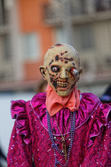 Les yeux en sang le jour des mariages burlesques au carnaval de Cayenne en Guyane française