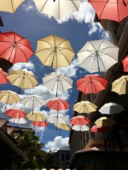 Fototapeta na wymiar Regenschirme auf einer strasse auf Mauritius
