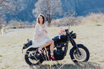 Fototapeta na wymiar La mariée sur la moto 