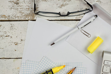 Papier und Brille auf Brett