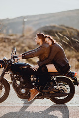 Fototapeta na wymiar Câlin d'amour sur la moto 
