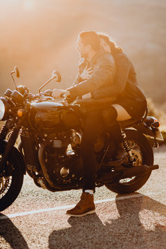 Deux amoureux en moto 