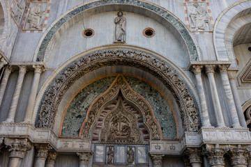 Obraz premium Italy, Venice, Saint Mark's Basilica, LOW ANGLE VIEW OF A BUILDING