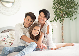   Mama i dzieci, syn i córka razem, dzień matki, happy family with two children lying down and looking at camera - portrait 