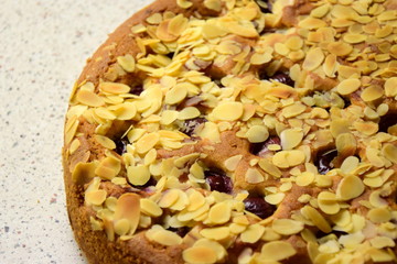 Hausgemachter Kirschkuchen aus Rührteig mit Mandelblättchen