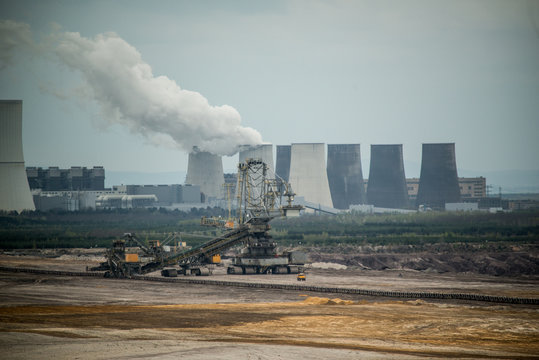 Braunkohletagebau in der Lausitz mit Kraftwerk Schwarze Pumpe