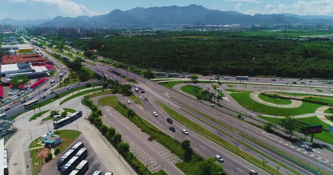 Um sobrev&ocirc;o em uma avenida do  Rio de Janeiro, Brazil