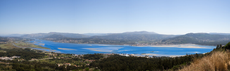 Fototapeta na wymiar Ría de Vigo en Galicia, paisaje marítimo donde el océano entra en tierra, verano de 2018
