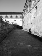 Monasterio con luces y sombras en blanco y negro en Galicia, verano de 2018
